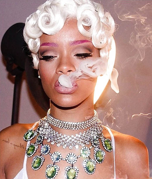 Rihanna : Sexy ASS in Fishnet Lingerie - Ameman #20145904