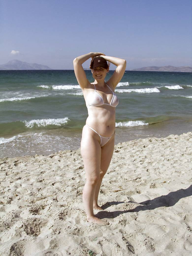 白くて大きなお尻を持つ白人女性のビーチでの姿
 #2800328