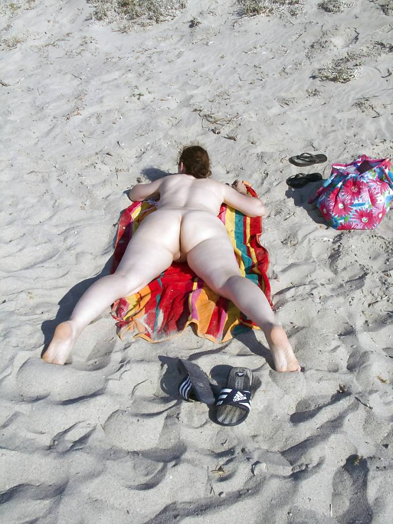 Milf Woman - Big aNd White Ass - On the Beach #2800411