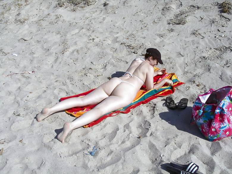 Milf Woman - Big aNd White Ass - On the Beach #2800436