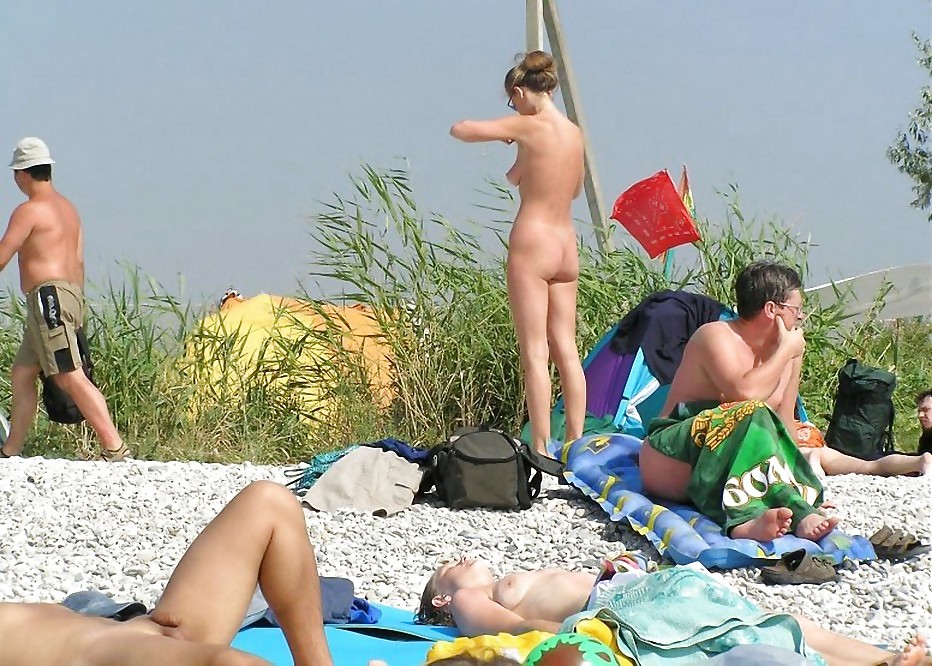 Nudisti maturi in spiaggia
 #393812