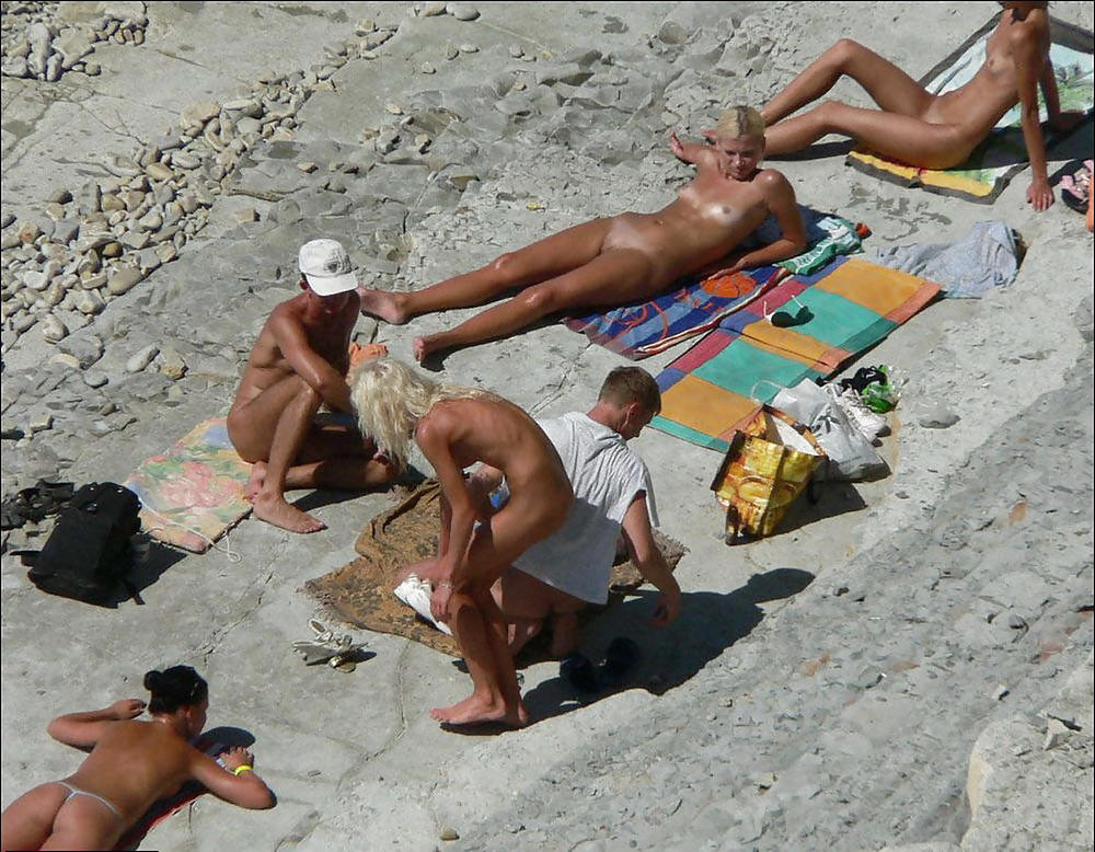 Más jóvenes nudistas en la playa
 #2752939
