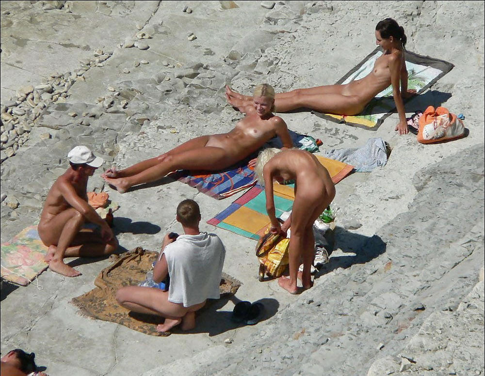 Más jóvenes nudistas en la playa
 #2752953
