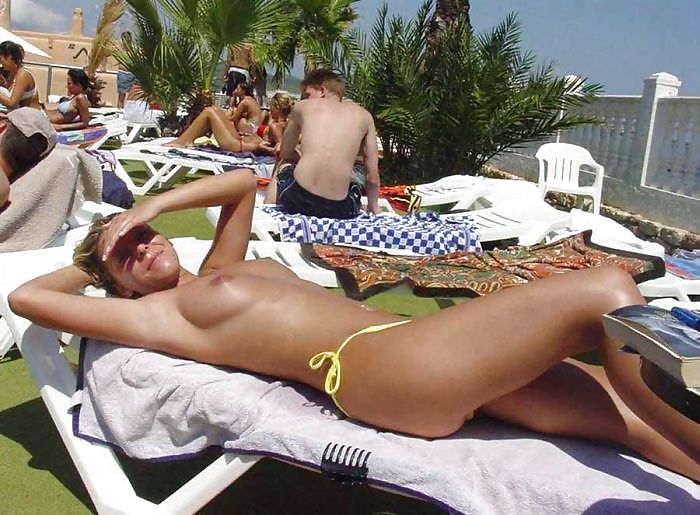 Ragazze in topless sulla spiaggia
 #4477639