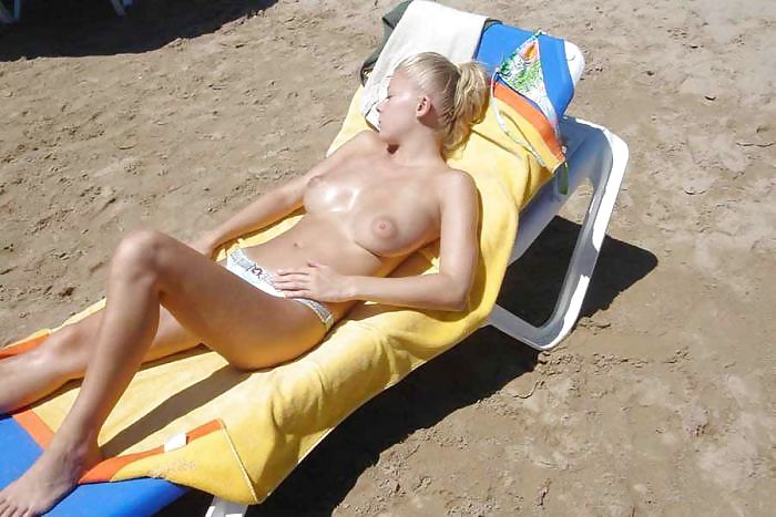 Ragazze in topless sulla spiaggia
 #4477649