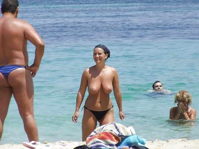 Nenas de playa en topless
 #4477686