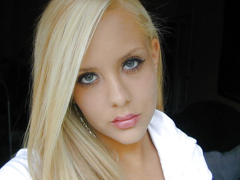 Self shot d'une blonde avec une vraie tete de salope #15484715