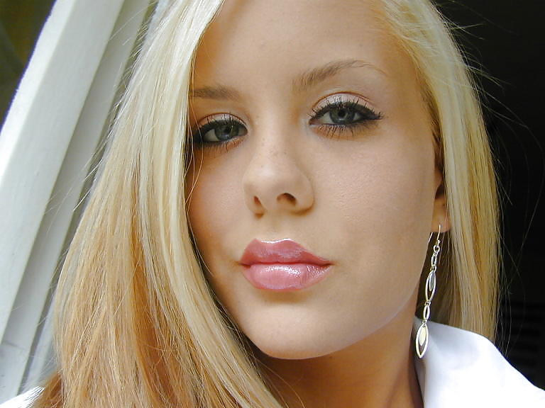Self shot d'une blonde avec une vraie tete de salope #15484723