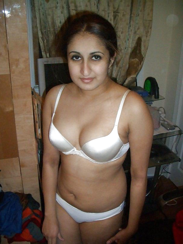 Cute arab chick posing nude #3582138