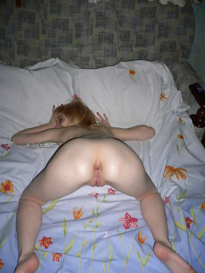Rubia delgada chupando un peter
 #15114012