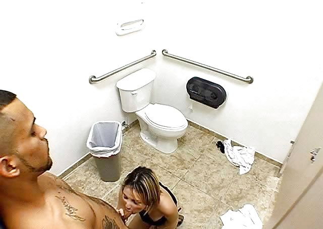 Junge Paar Durch Eine Versteckte Kamera Auf Toilette Aufgezeichnet #3863440