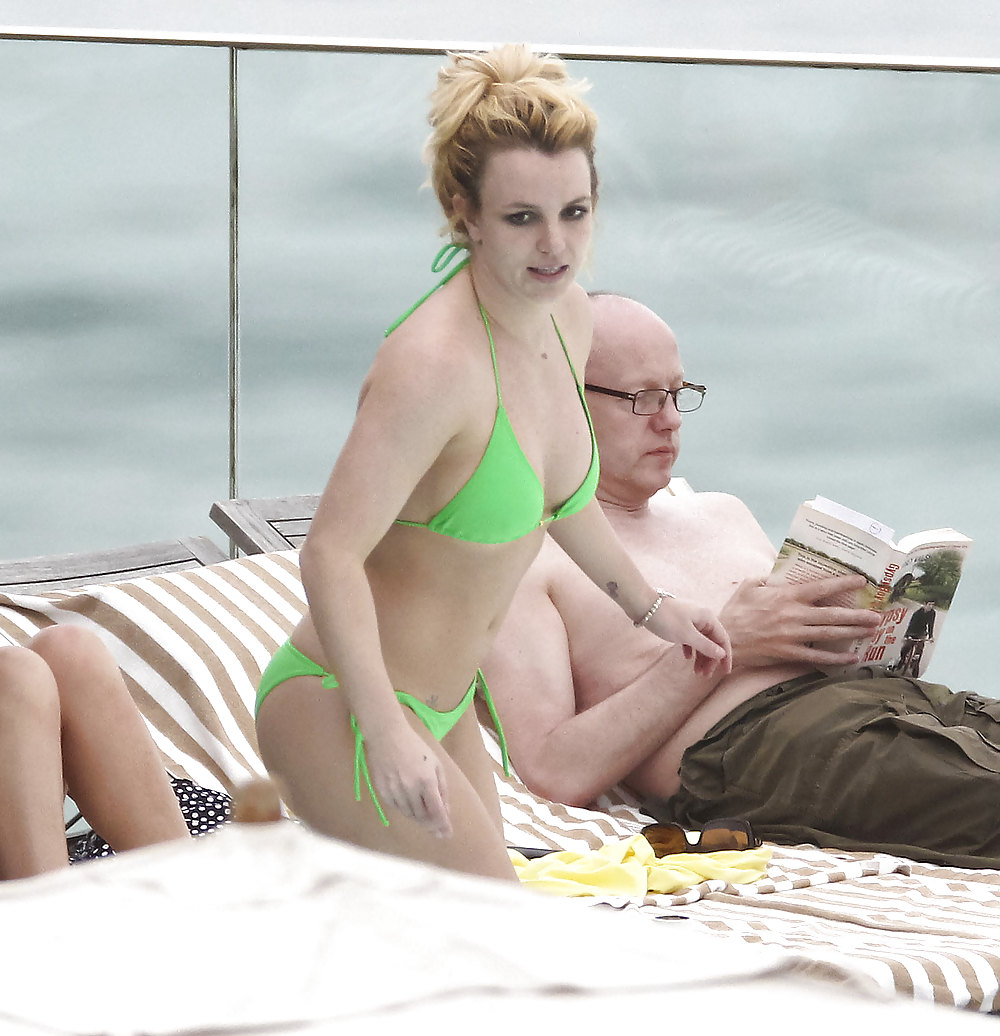 Britney Spears In Einem Bikini, Während In Rio #6867247
