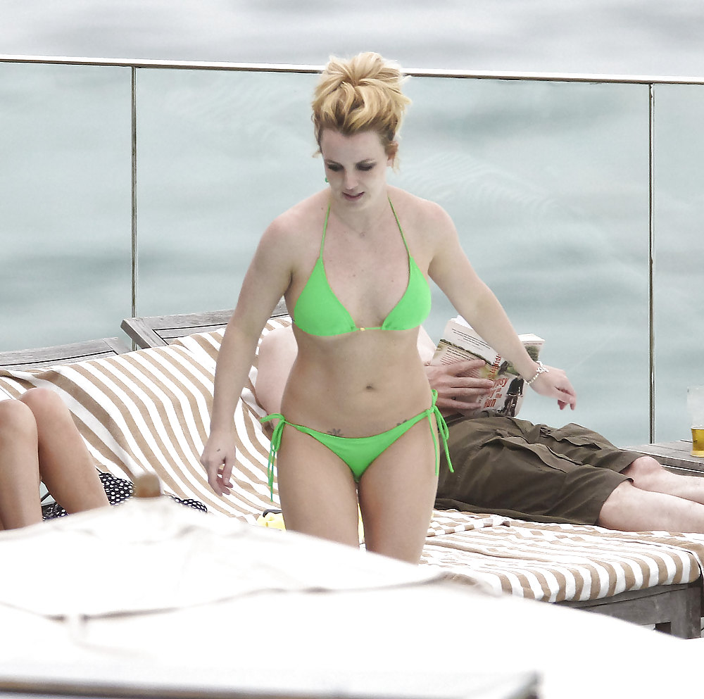 Britney Spears In Einem Bikini, Während In Rio #6867269
