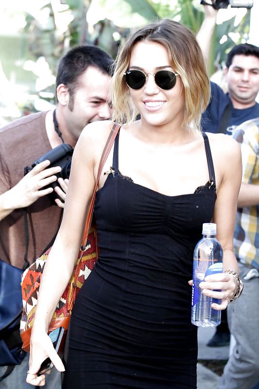 Miley Cyrus Upskirt #14220316