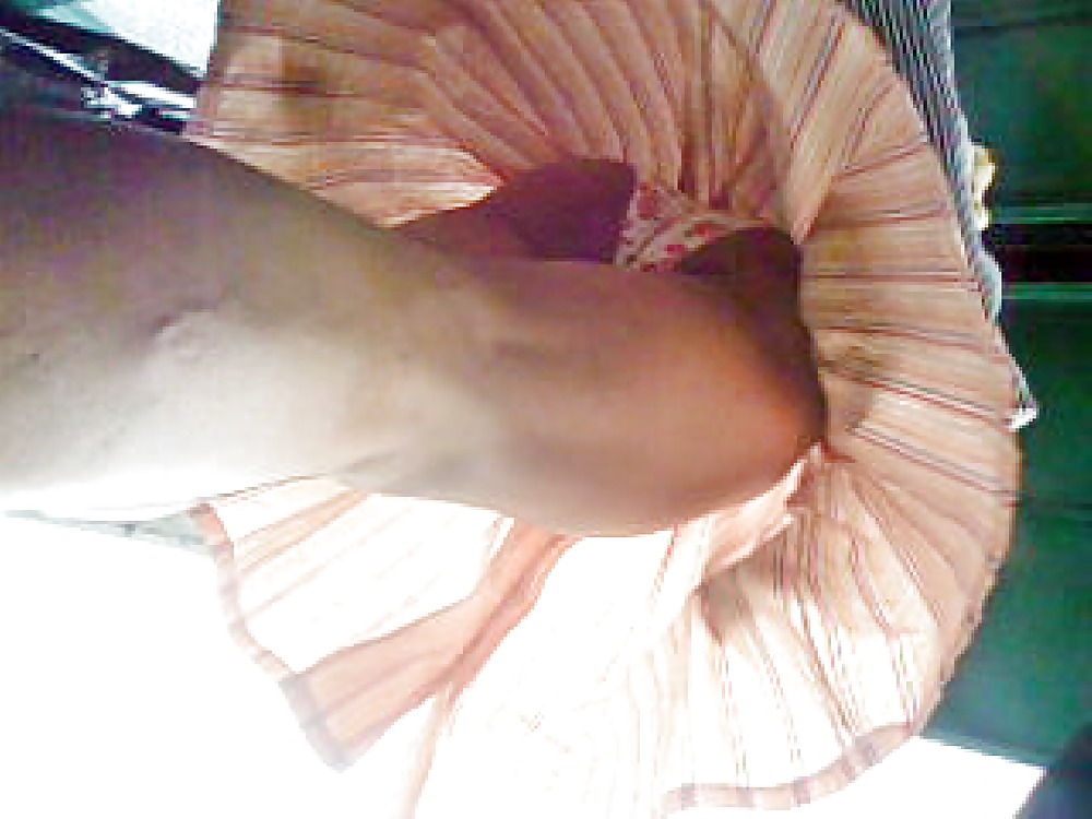 Por baixo da saia no ponto de onibus calcinha florada #17753654