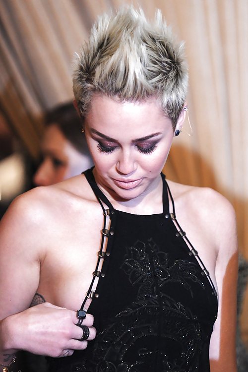 Robe Sexy Miley Cyrus Au Clive Davis Grammy Partie 2013 #18571976
