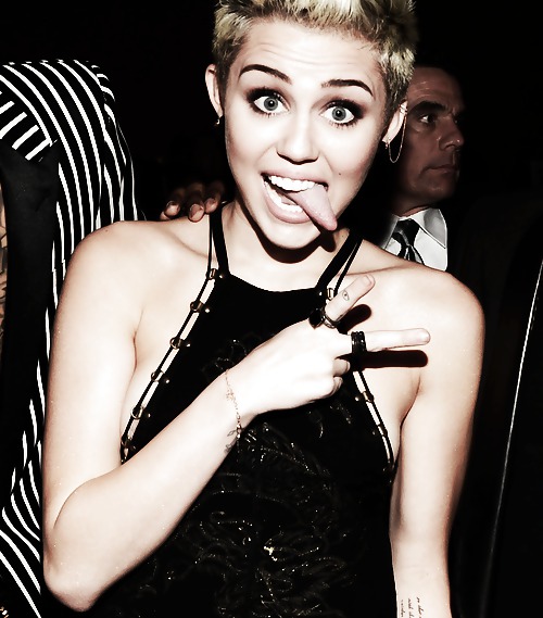 クライブ・デイビス・グラミー・パーティ2013でのセクシーなドレスのマイリー・サイラス
 #18572225