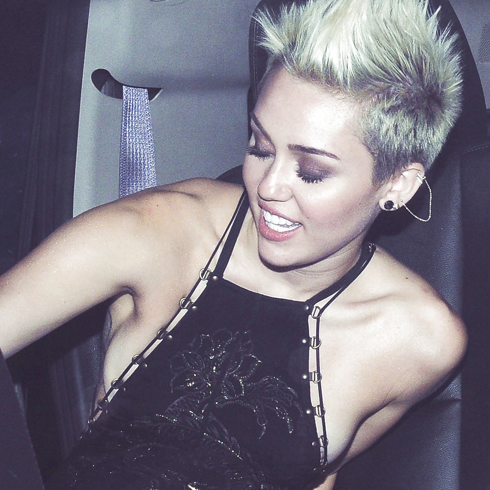 クライブ・デイビス・グラミー・パーティ2013でのセクシーなドレスのマイリー・サイラス
 #18572305