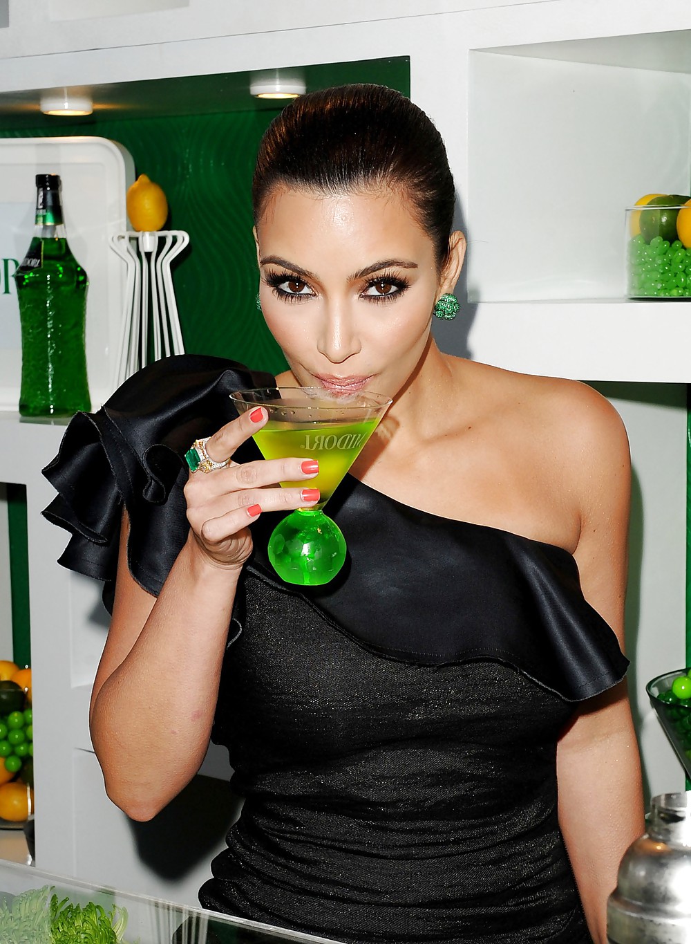 Kim Kardashian Midori Liqueur De Melon Tronc Spectacle #3767306