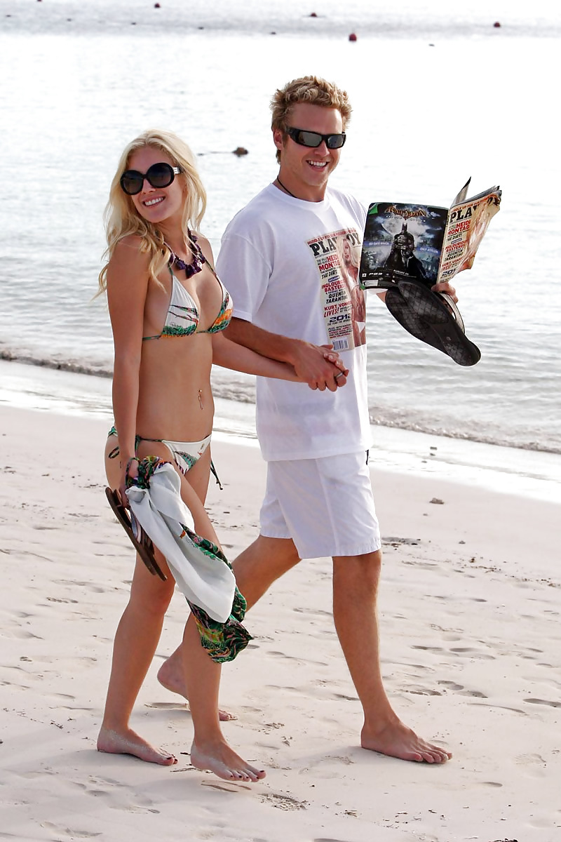 Heidi montag mostrando su trasero en bikini en la playa
 #4757840