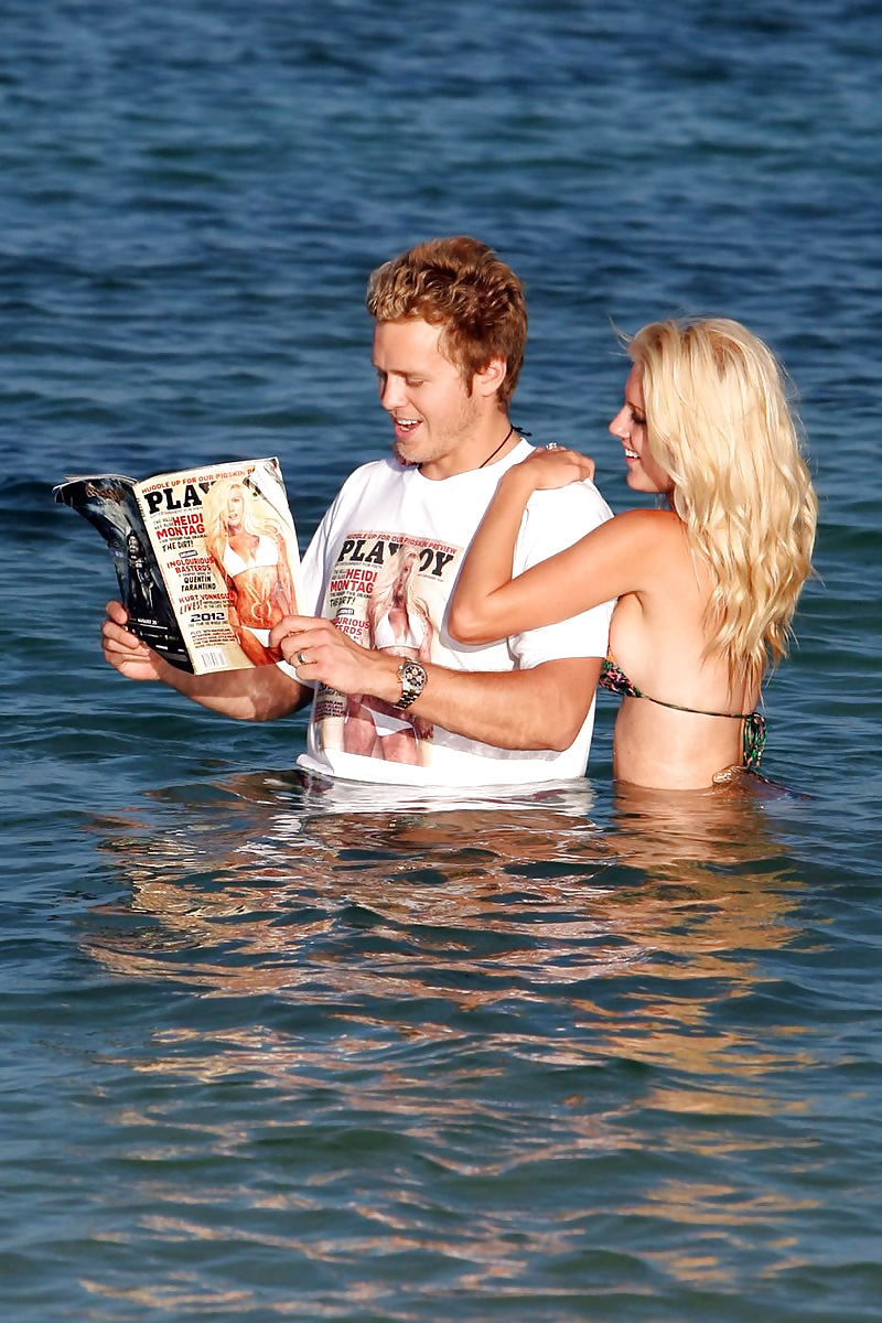 Heidi montag mostrando su trasero en bikini en la playa
 #4757881