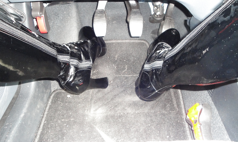 Kinky latex in her automobile