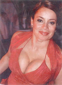 Ungarische MILF Berühmtheit - Sarah Csisztu 2 #16405048