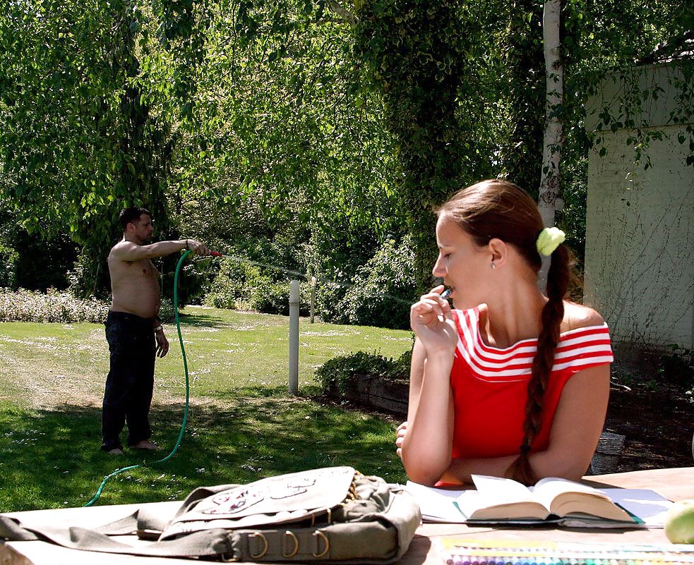 Vater und Tochter haben Spass im Garten #7770477