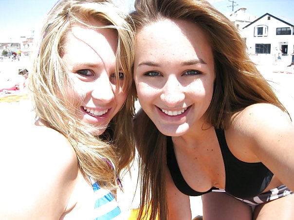 Chicas universitarias divirtiéndose
 #10439274