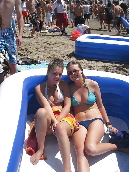 Chicas universitarias divirtiéndose
 #10439296