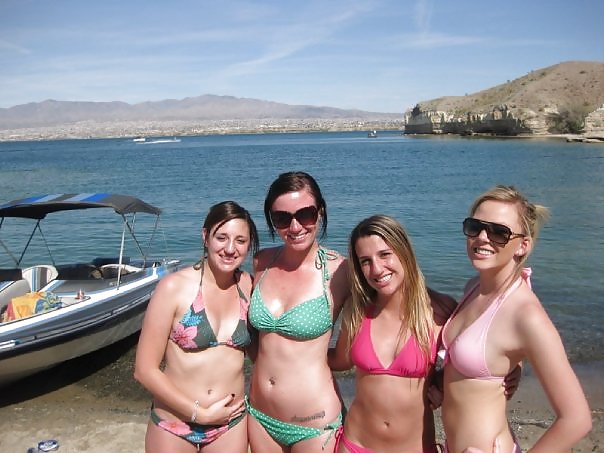 Chicas universitarias divirtiéndose
 #10439303