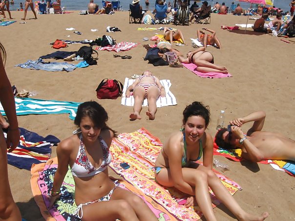 Chicas universitarias divirtiéndose
 #10439315