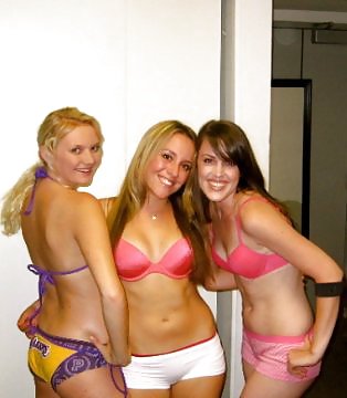 Chicas universitarias divirtiéndose
 #10439323