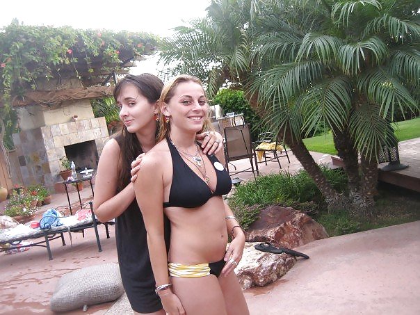 Chicas universitarias divirtiéndose
 #10439364
