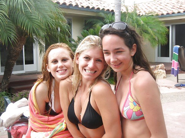 Chicas universitarias divirtiéndose
 #10439397
