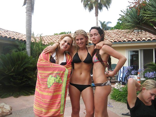 Chicas universitarias divirtiéndose
 #10439410