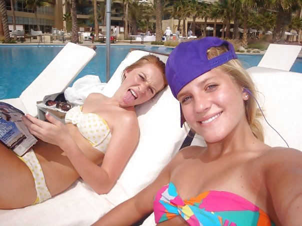 Chicas universitarias divirtiéndose
 #10439413