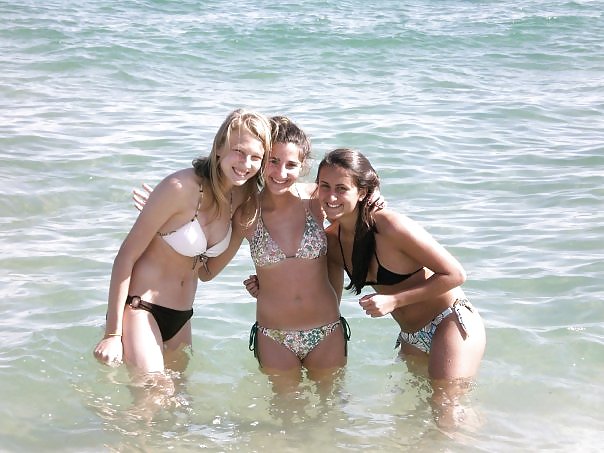 Chicas universitarias divirtiéndose
 #10439447
