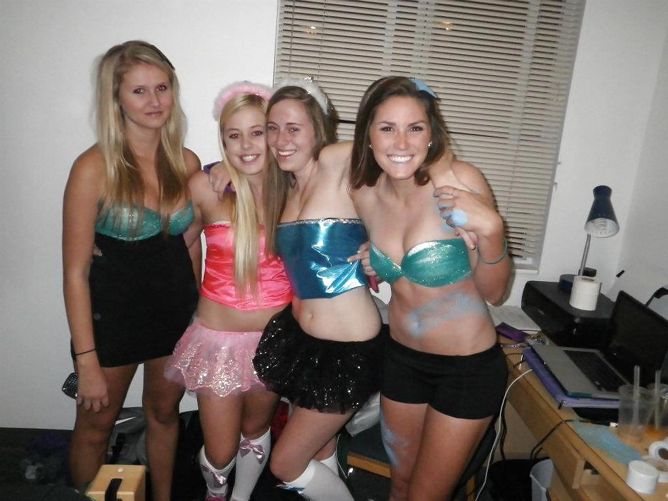 Chicas universitarias divirtiéndose
 #10439505