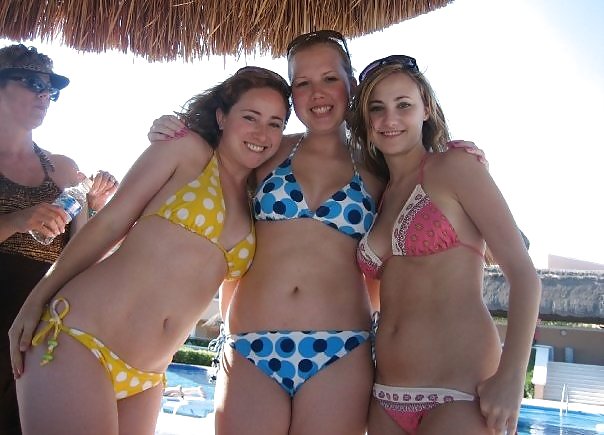 Chicas universitarias divirtiéndose
 #10439511