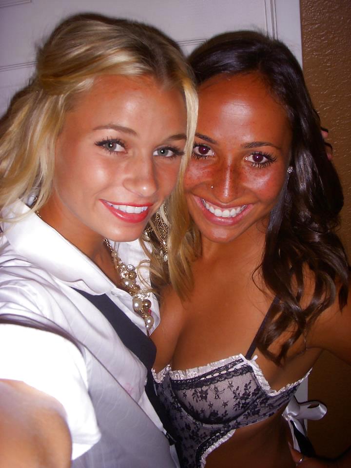 Chicas universitarias divirtiéndose
 #10439528