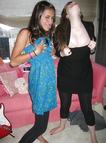 Chicas universitarias divirtiéndose
 #10439546