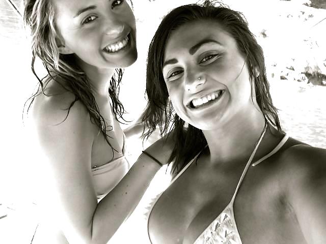 Chicas universitarias divirtiéndose
 #10439559