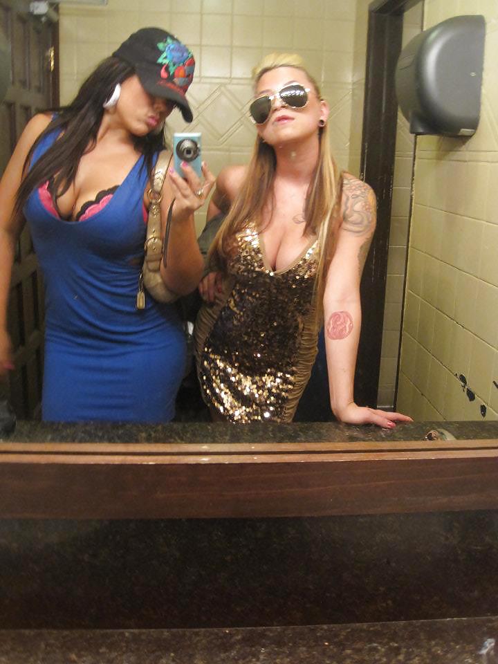 Chicas universitarias divirtiéndose
 #10439574
