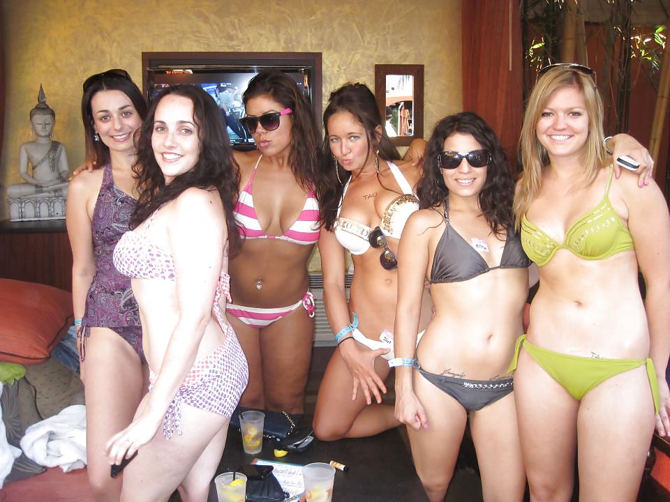 Chicas universitarias divirtiéndose
 #10439587