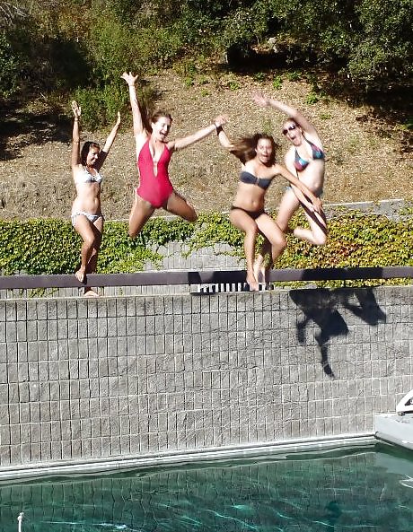 Chicas universitarias divirtiéndose
 #10439592