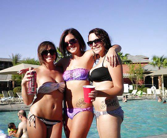 Chicas universitarias divirtiéndose
 #10439601