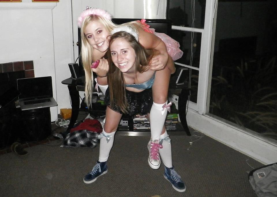 Chicas universitarias divirtiéndose
 #10439614