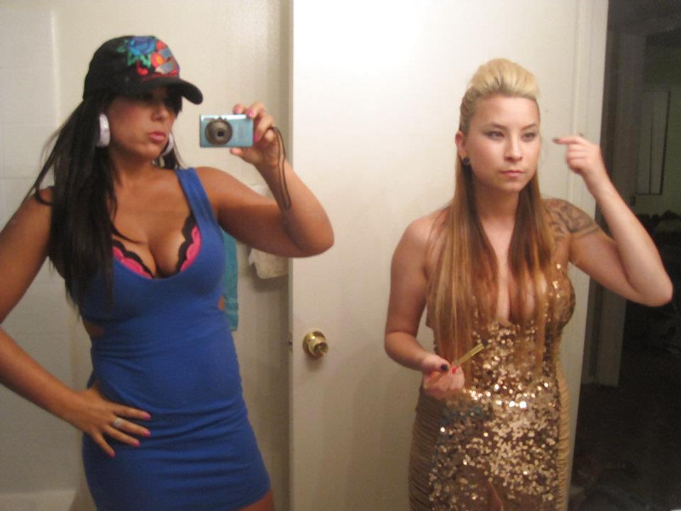 Chicas universitarias divirtiéndose
 #10439621