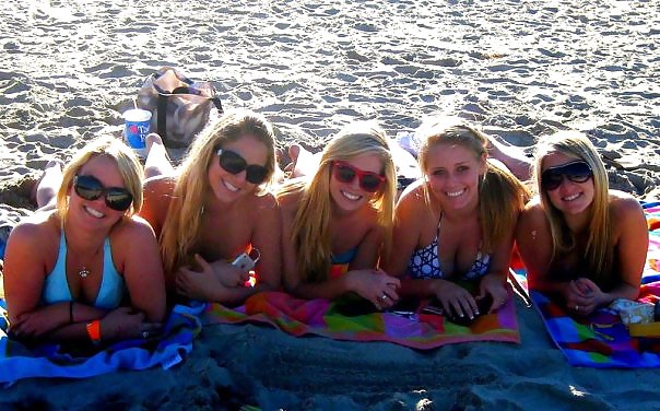 Chicas universitarias divirtiéndose
 #10439696
